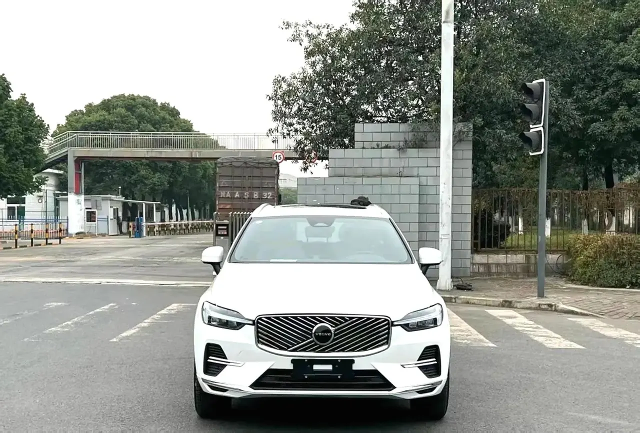 Volvo 2026 XC60 48V 2.0T B5 All-Wheel Drive Intelligent Luxury Edition Automatic Transmission 2