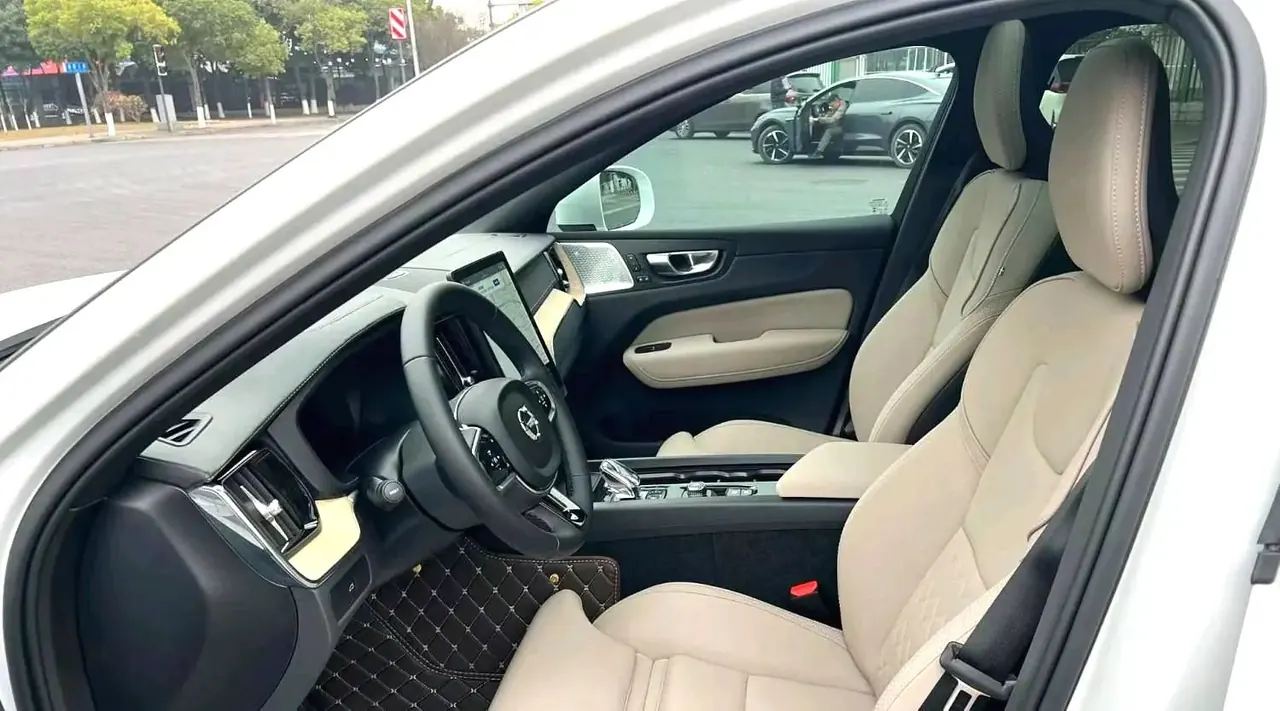 Volvo 2026 XC60 48V 2.0T B5 All-Wheel Drive Intelligent Luxury Edition Automatic Transmission 3