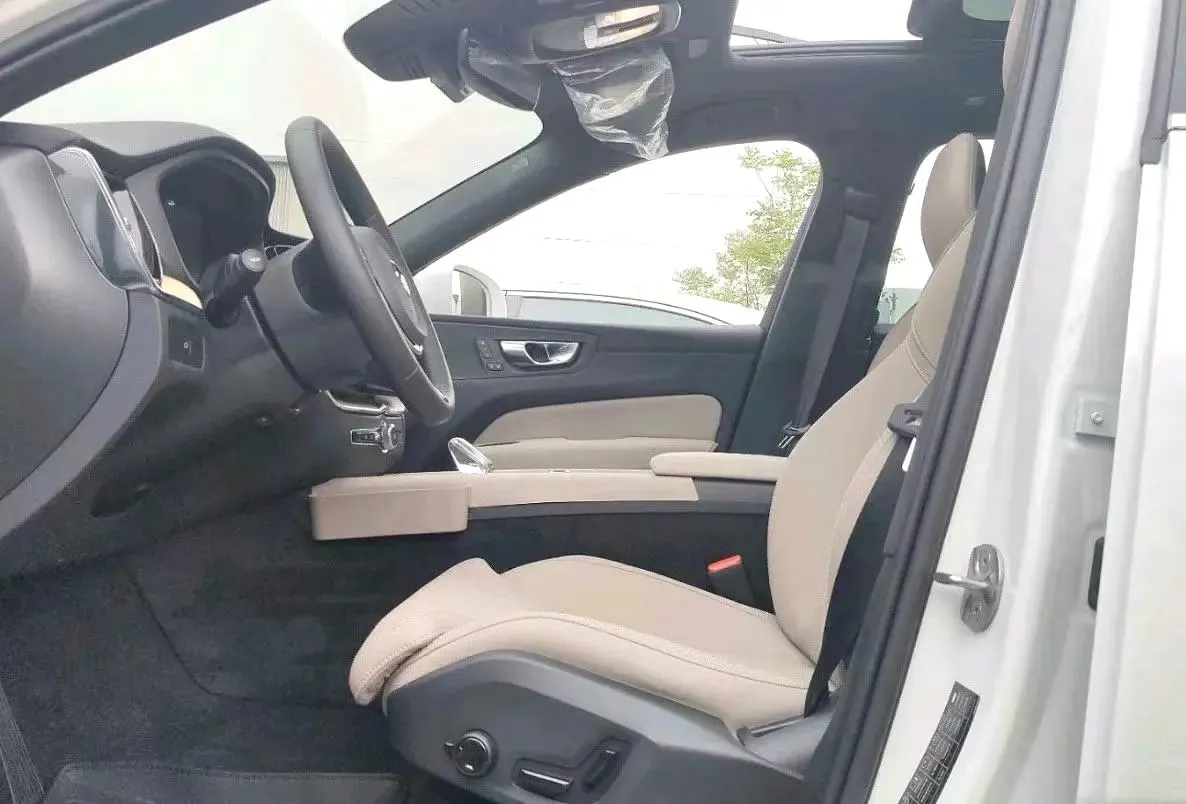 Volvo 2026 XC60 48V 2.0T B5 4-wheel drive Zhiyuan Deluxe Edition Automatic Gear 2