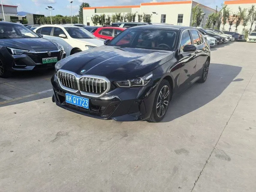 打开图片灯箱:BMW 5 Series 2026 model 530Li 48V 2.0T Leading Edition M Sport Package Automatic