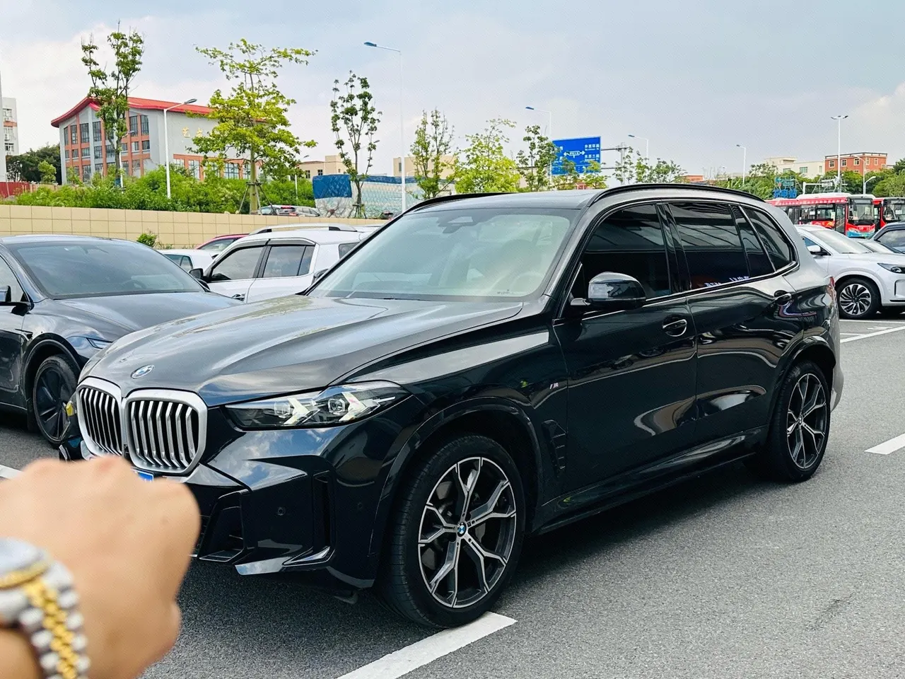 打开图片灯箱:BMW 2026 X5 xDrive30Li 48V 2.0T exclusive m sports obsidian night suit automatic gear