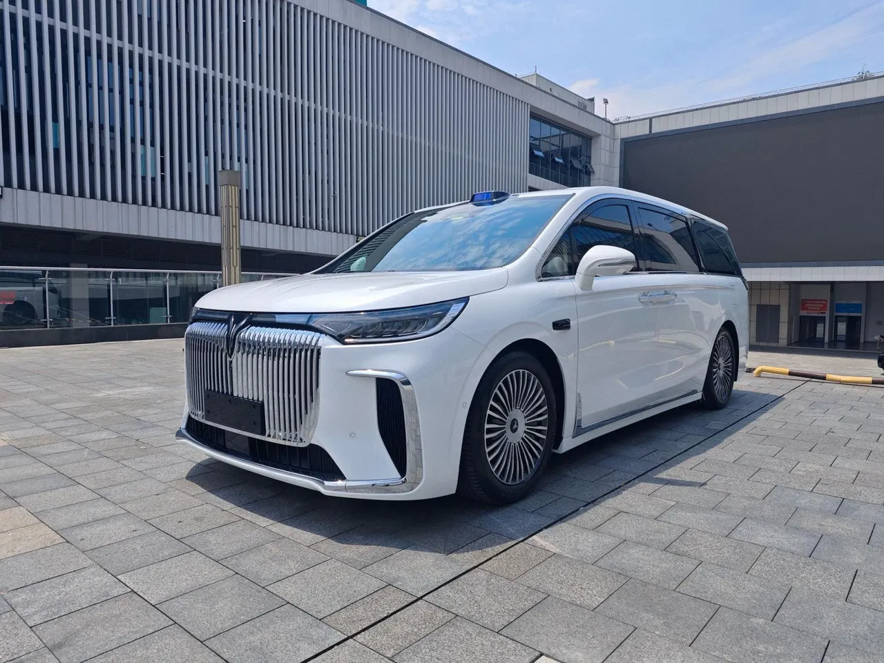 Open image lightbox: Voyah 2025 dreamers PHEV 1.5T four-wheel drive flagship dry Kun version automatic gear