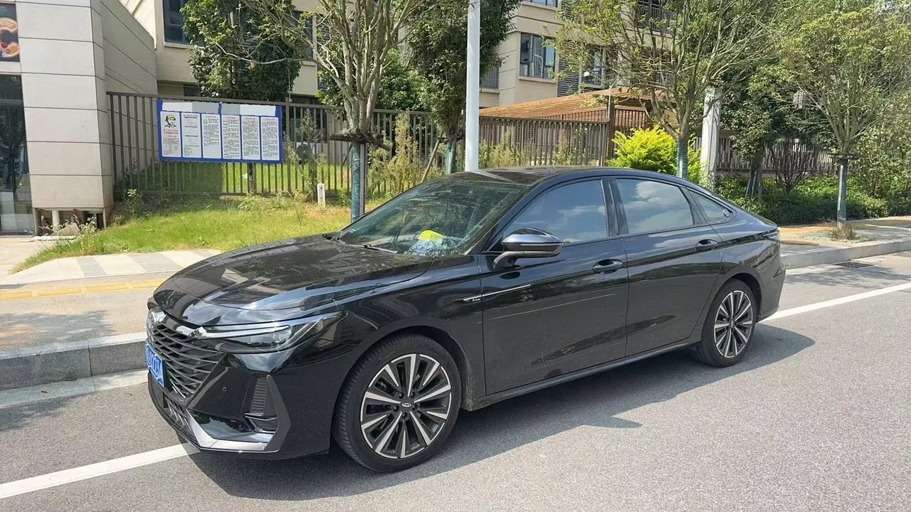 Open image lightbox: Chery 2025 Erez 8 2.0T Royal Automatic