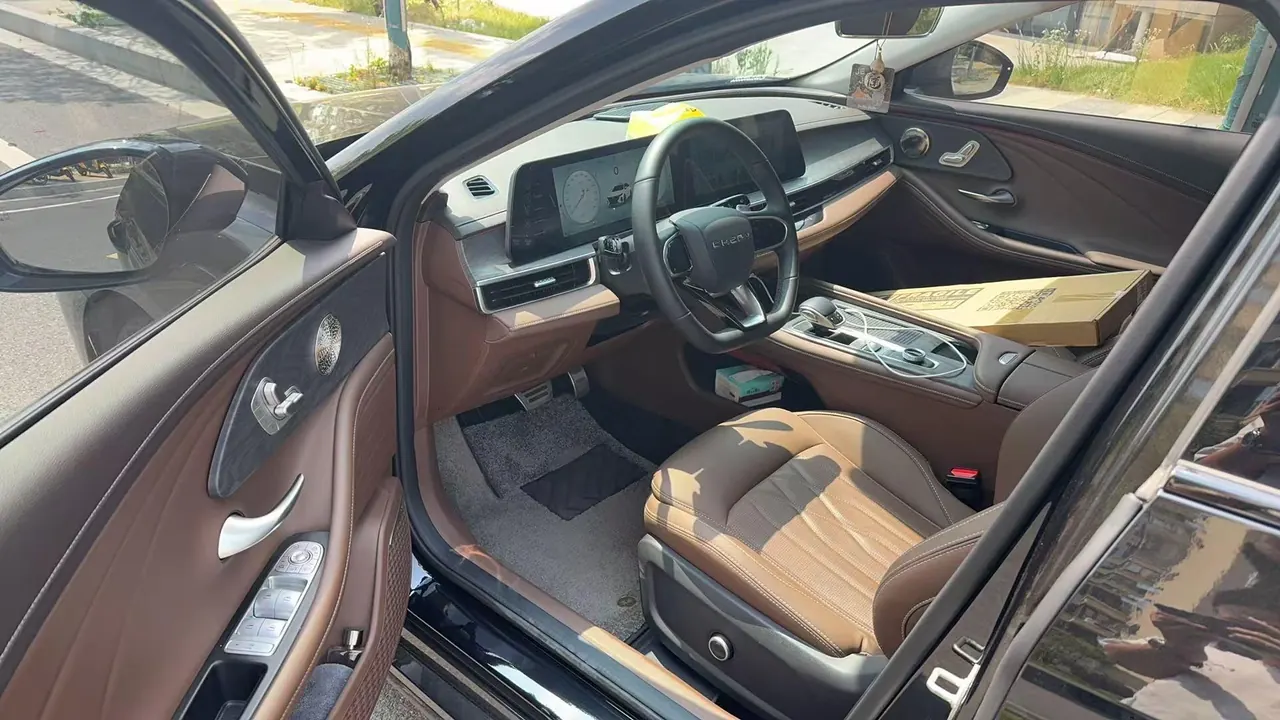 Chery 2025 Erez 8 2.0T Royal Automatic 3