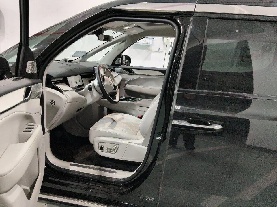 Volvo 2025 EM90 Ultra six-seat automatic gear 3