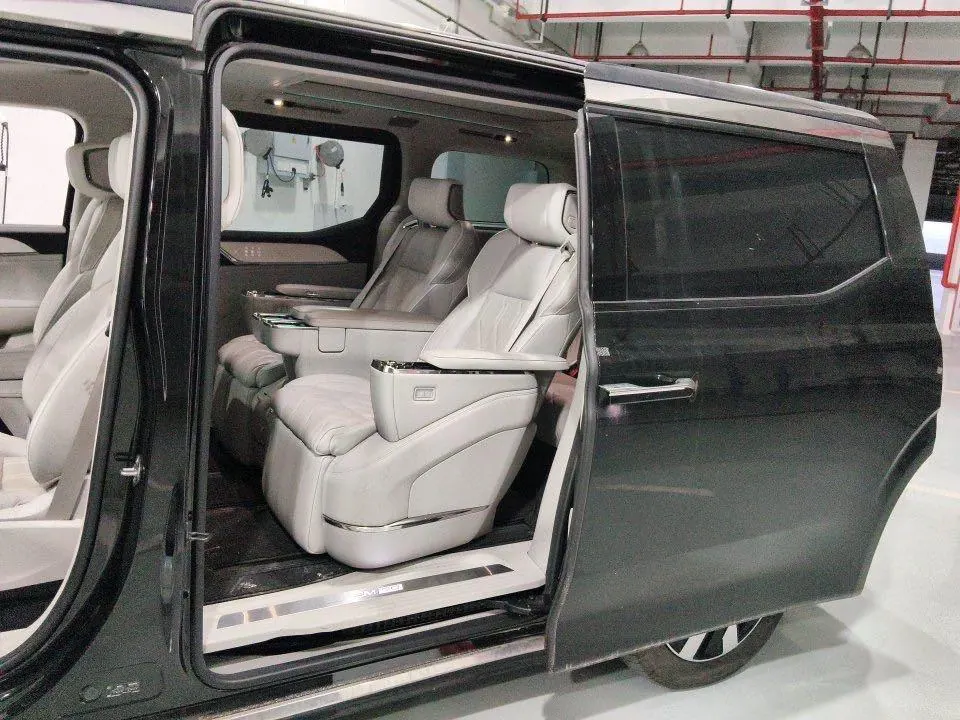 Volvo 2025 EM90 Ultra six-seat automatic gear 4