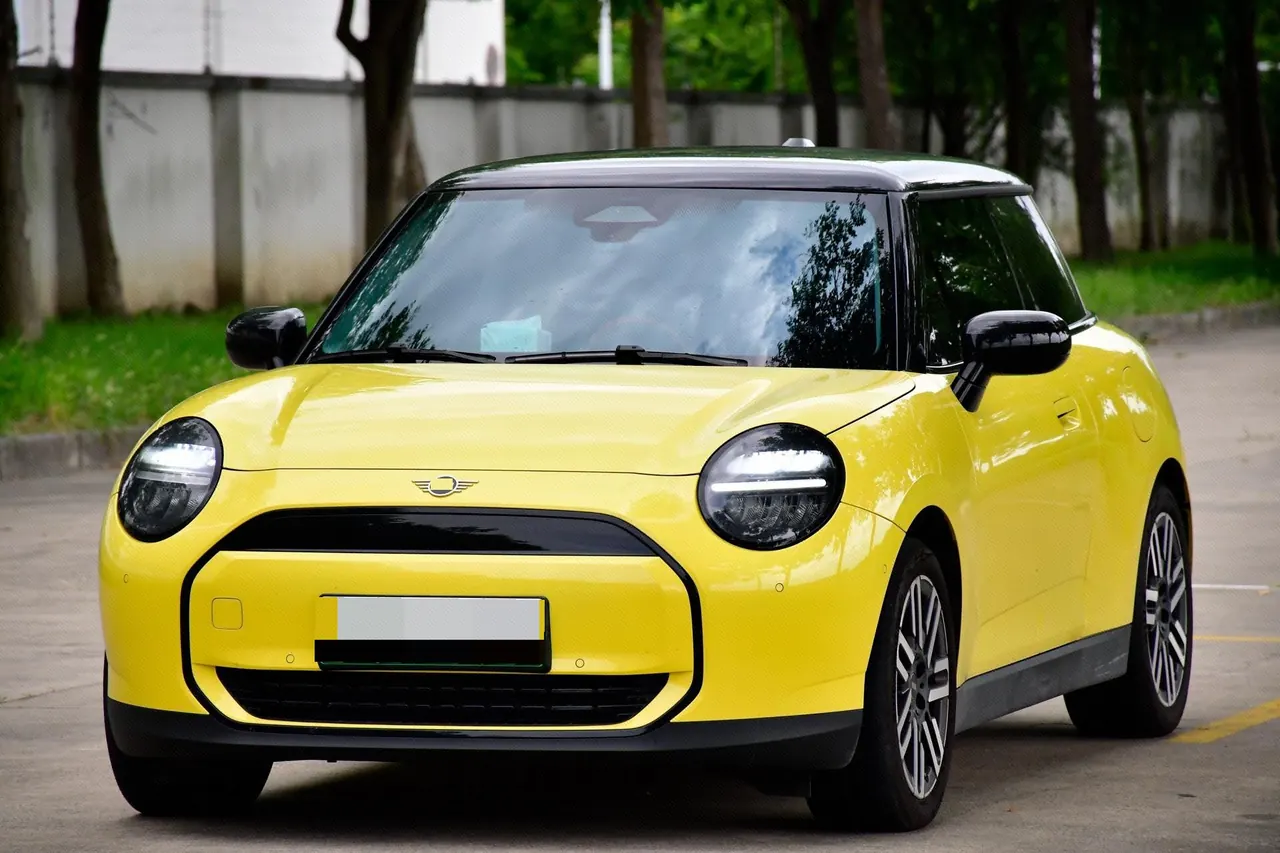 Open image lightbox: MINI 2025 Mini Cooper E 466km Cooper E Classic (Modified) Automatic Gear