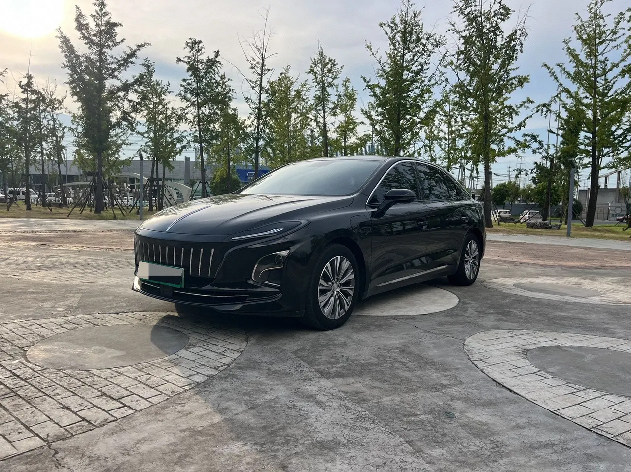 Open image lightbox: HongQi 2023 E-QM 5 560km PLUS automatic gear
