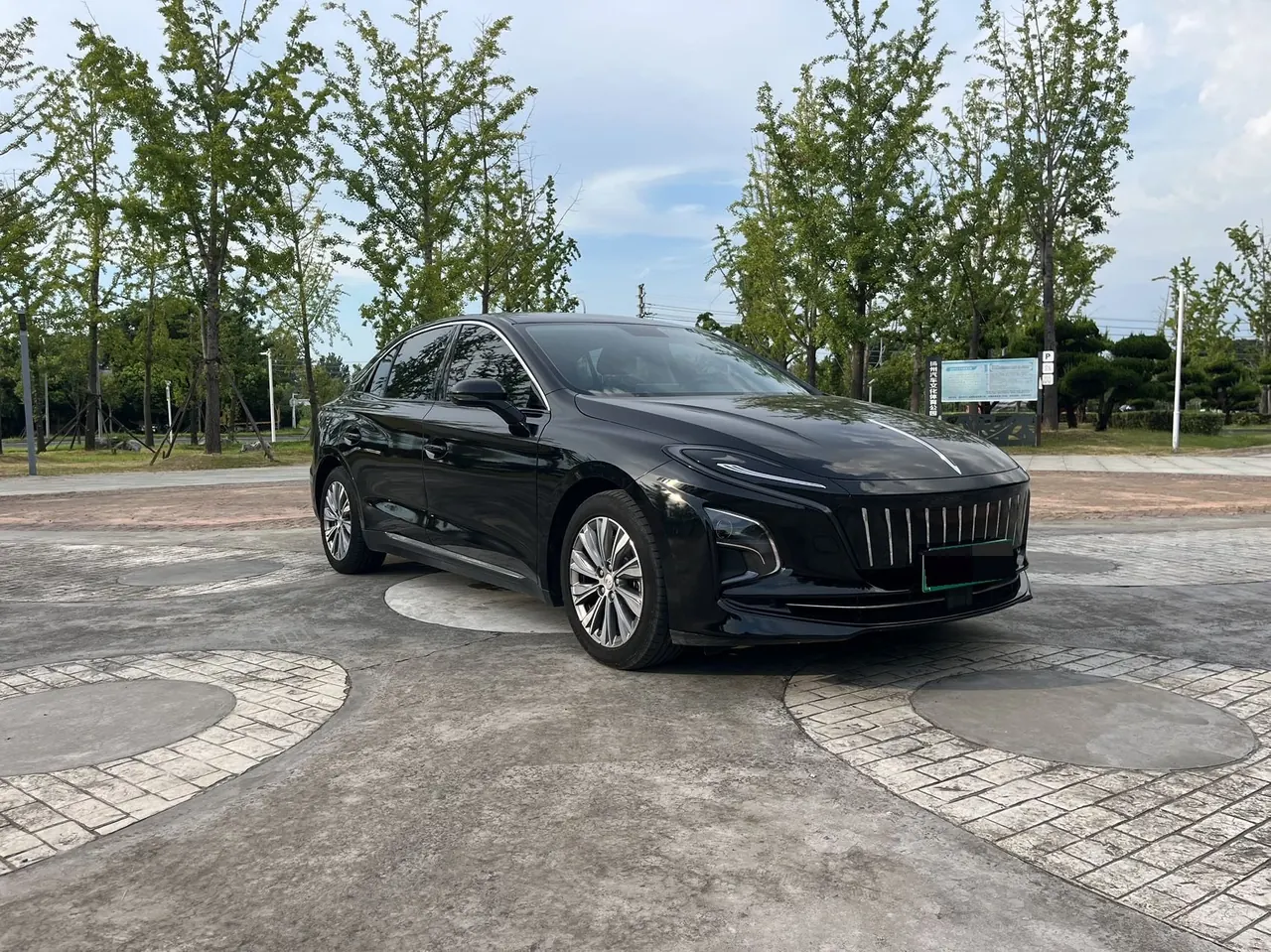 HongQi 2023 E-QM 5 560km PLUS automatic gear 2