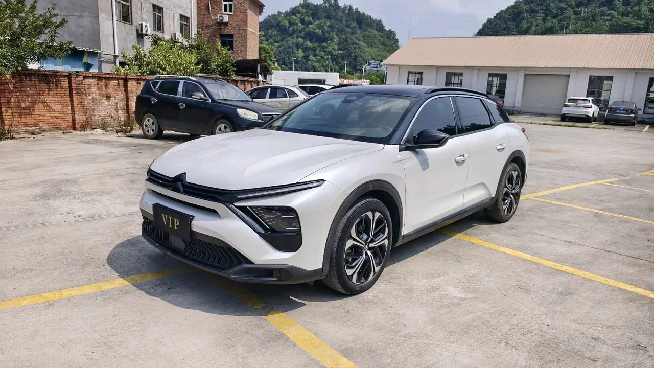 打开图片灯箱:Citroen Versailles C5 X 2022 C5 X 1.6T Enjoy an Uncommon Year of Tiger Opening Edition Automatic Gear