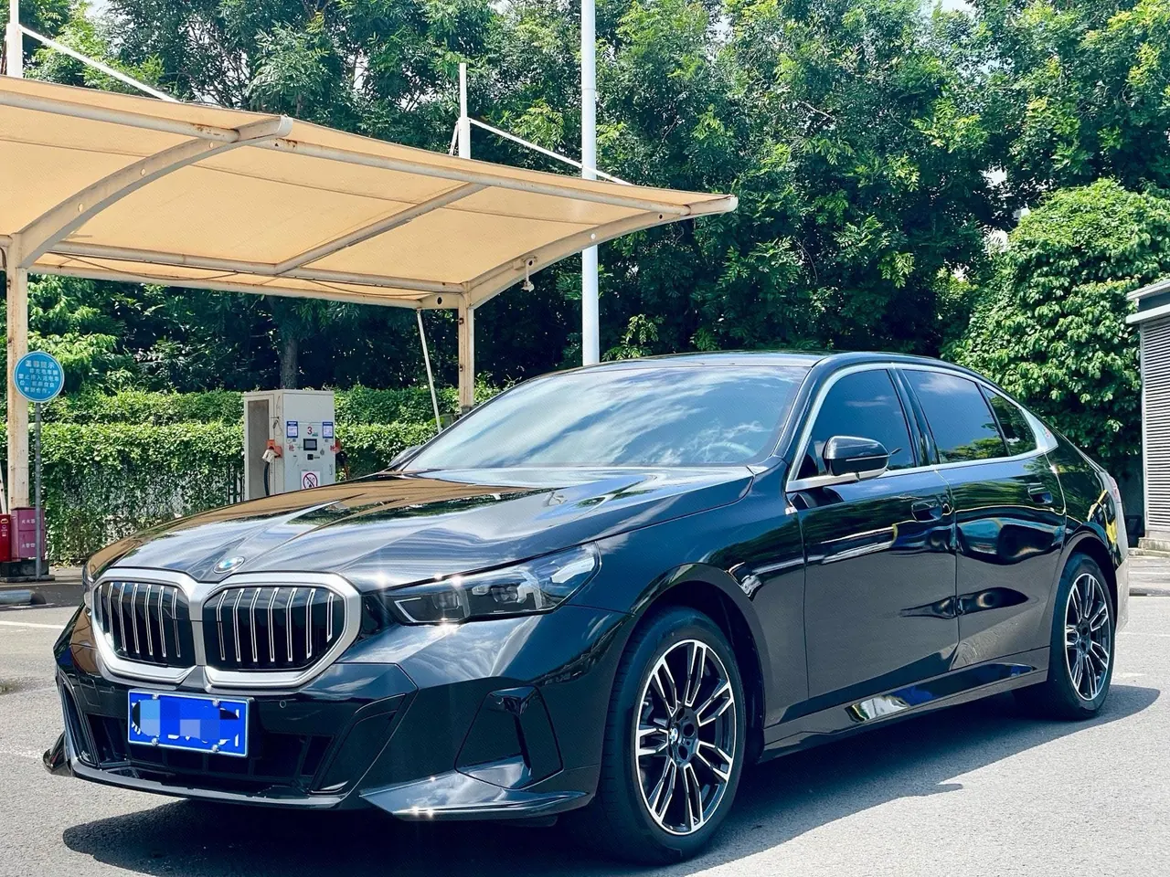 打开图片灯箱:BMW 5 Series 2026 model 525Li 48V 2.0T M Sport Package automatic transmission