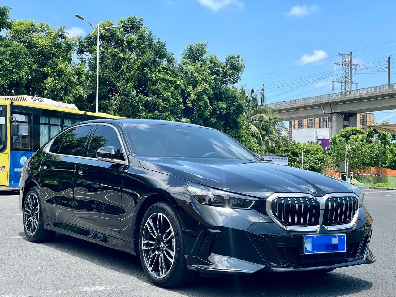 BMW 5 Series 2026 model 525Li 48V 2.0T M Sport Package automatic transmission 2