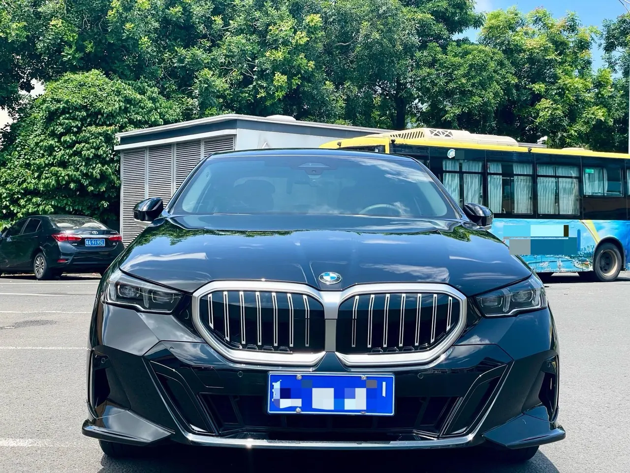 BMW 5 Series 2026 model 525Li 48V 2.0T M Sport Package automatic transmission 3
