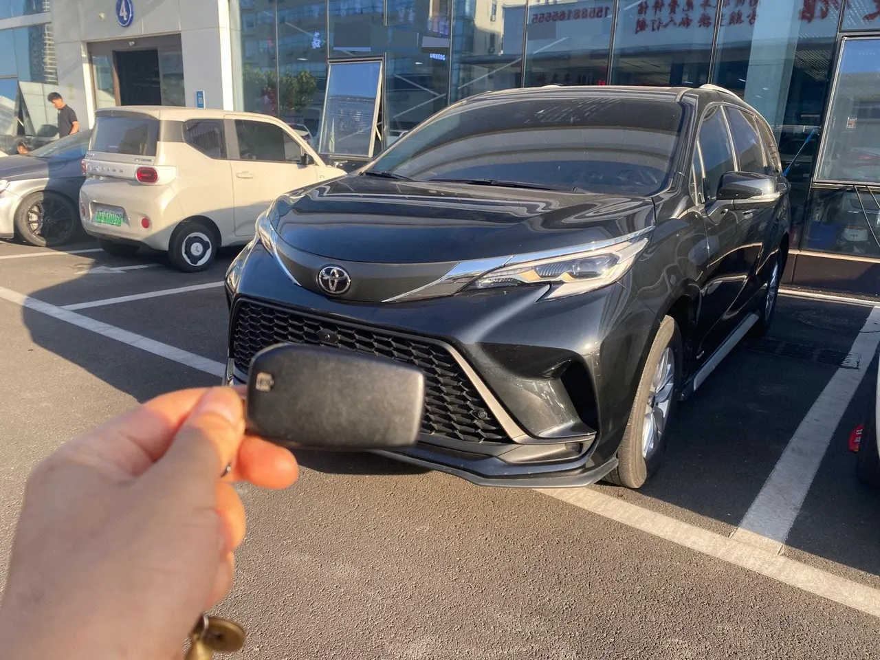 打开图片灯箱:Toyota 2024 Grevia HYBRID 2.5 Stepless Deluxe Edition Automatic Transmission