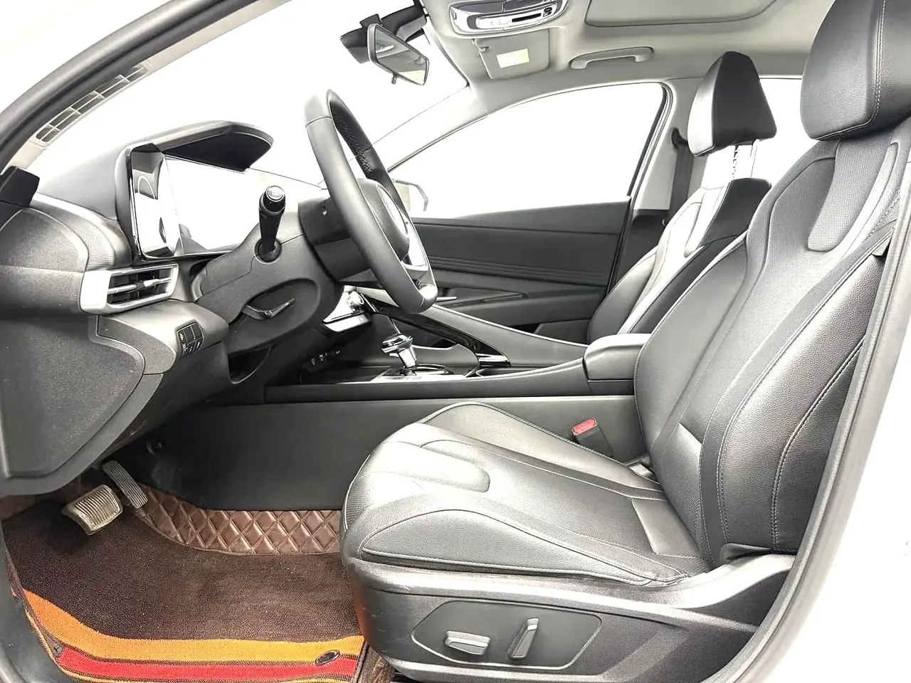 Hyundai 2023 Elantra -3-compartment 1.5 stepless LUX premium automatic gear 4
