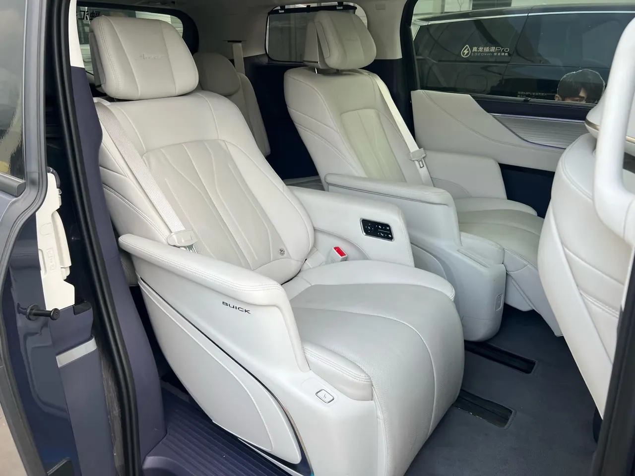 Buick 2026 GL8 Lu Zun PHEV 1.5T Luxury Edition Automatic Gear 9