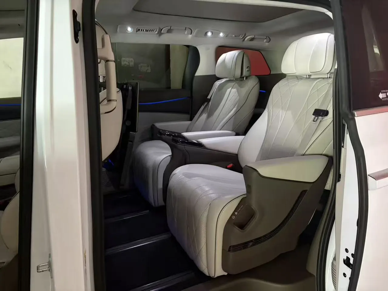 Denza 2022 Denza D9 DM-i 1.5T stepless 970 four-wheel drive flagship automatic gear 3