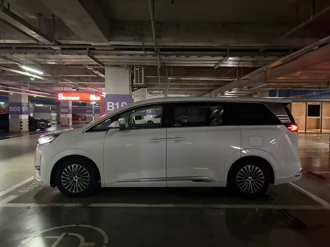 Denza 2022 Denza D9 DM-i 1.5T stepless 970 four-wheel drive flagship automatic gear 4