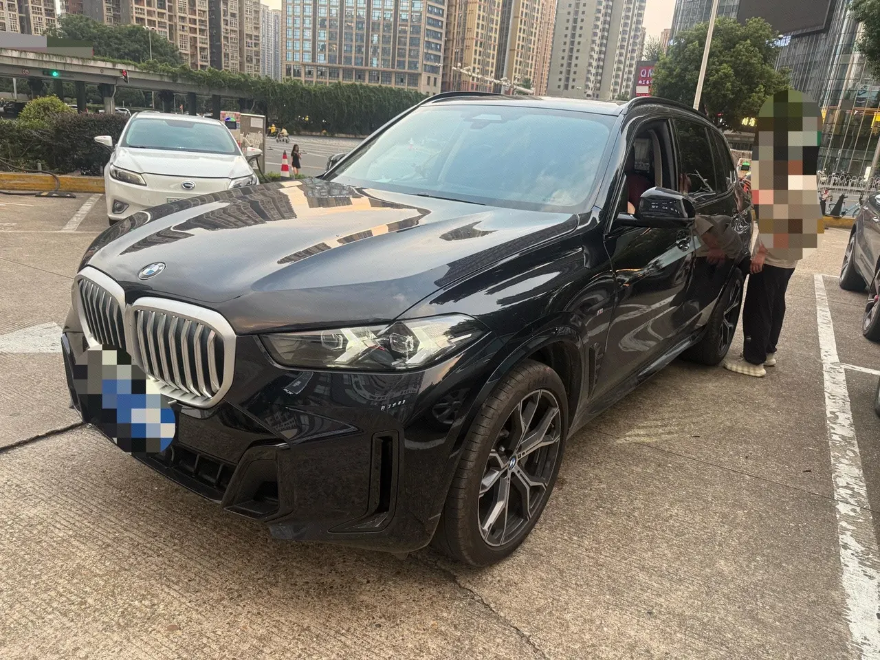 Open image lightbox: BMW 2026 X5 xDrive30Li 48V 2.0T exclusive m sports obsidian night suit automatic gear
