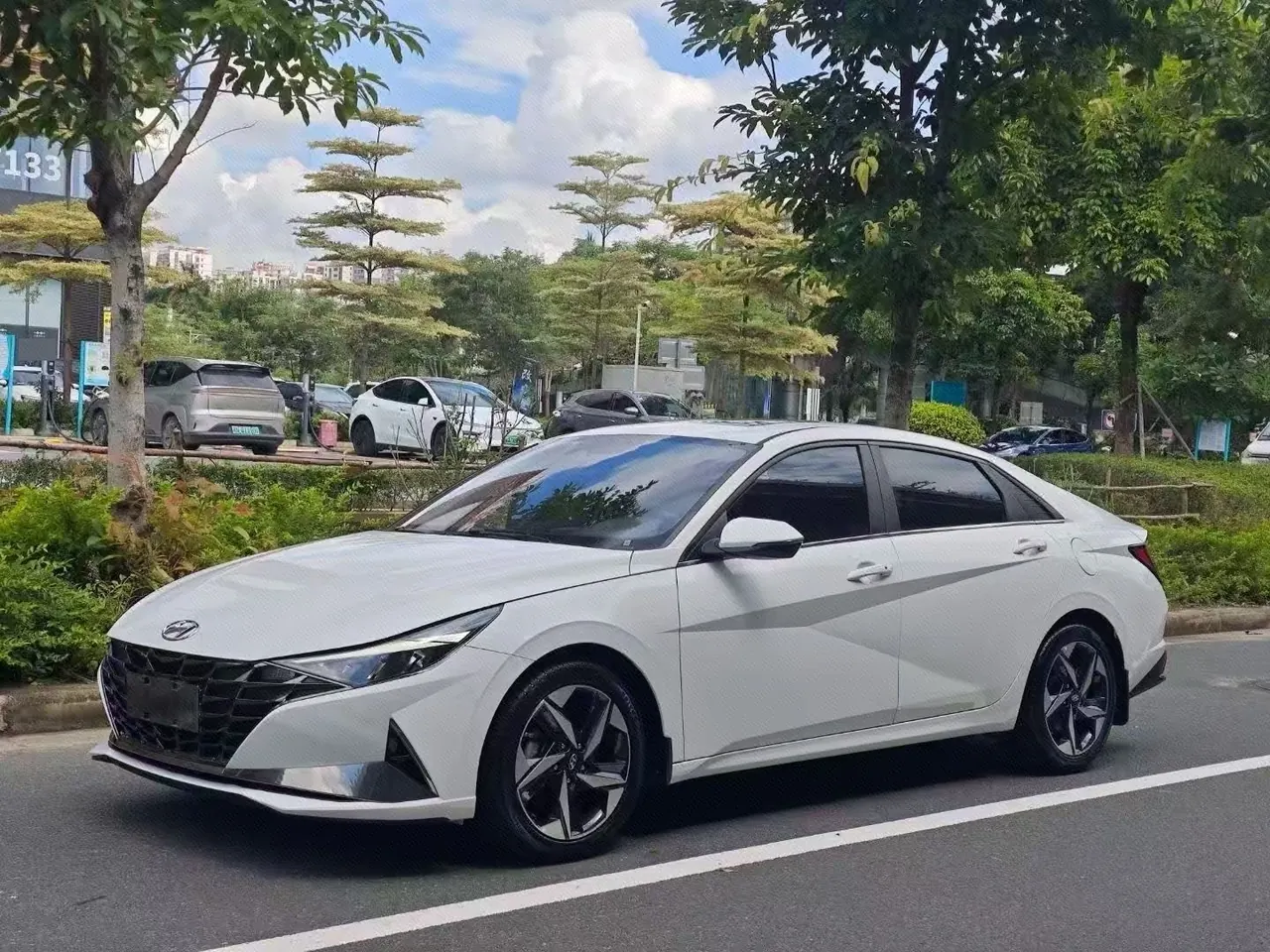 Open image lightbox: Hyundai 2022 Elantra -3-compartment 1.5 stepless LUX premium automatic gear