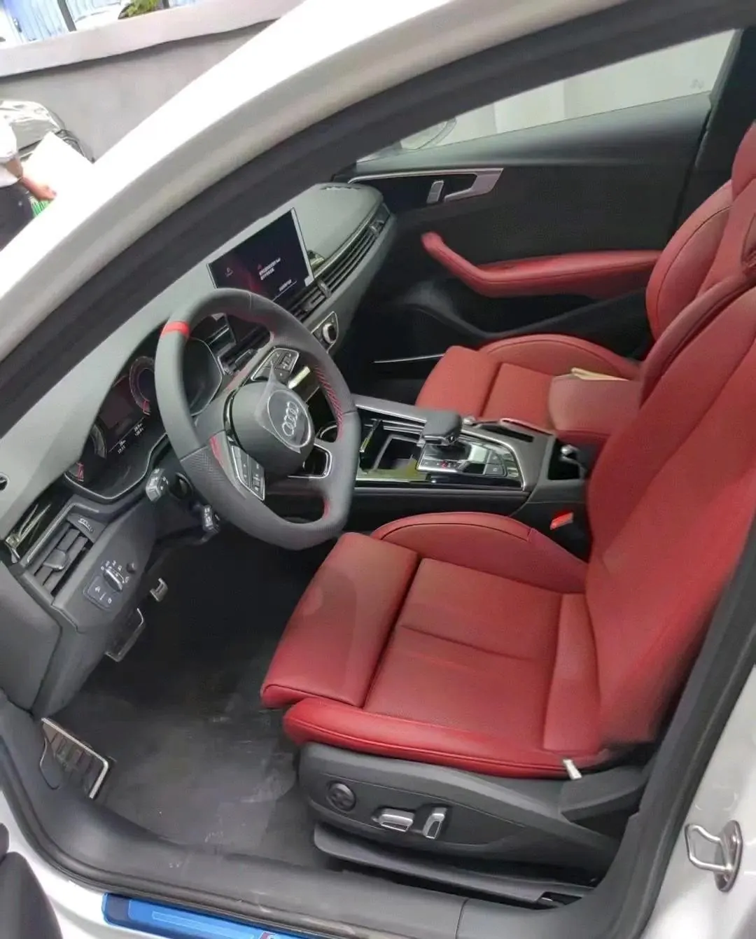 Audi 2025 A4L 2.0TFSI 40TFSI 2 million‑vehicle celebration edition, luxury sporty model, automatic transmission 3