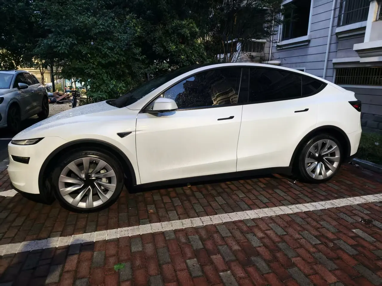 Tesla 2025 Model Y Rear Wheel Drive First Edition Automatic Transmission 4