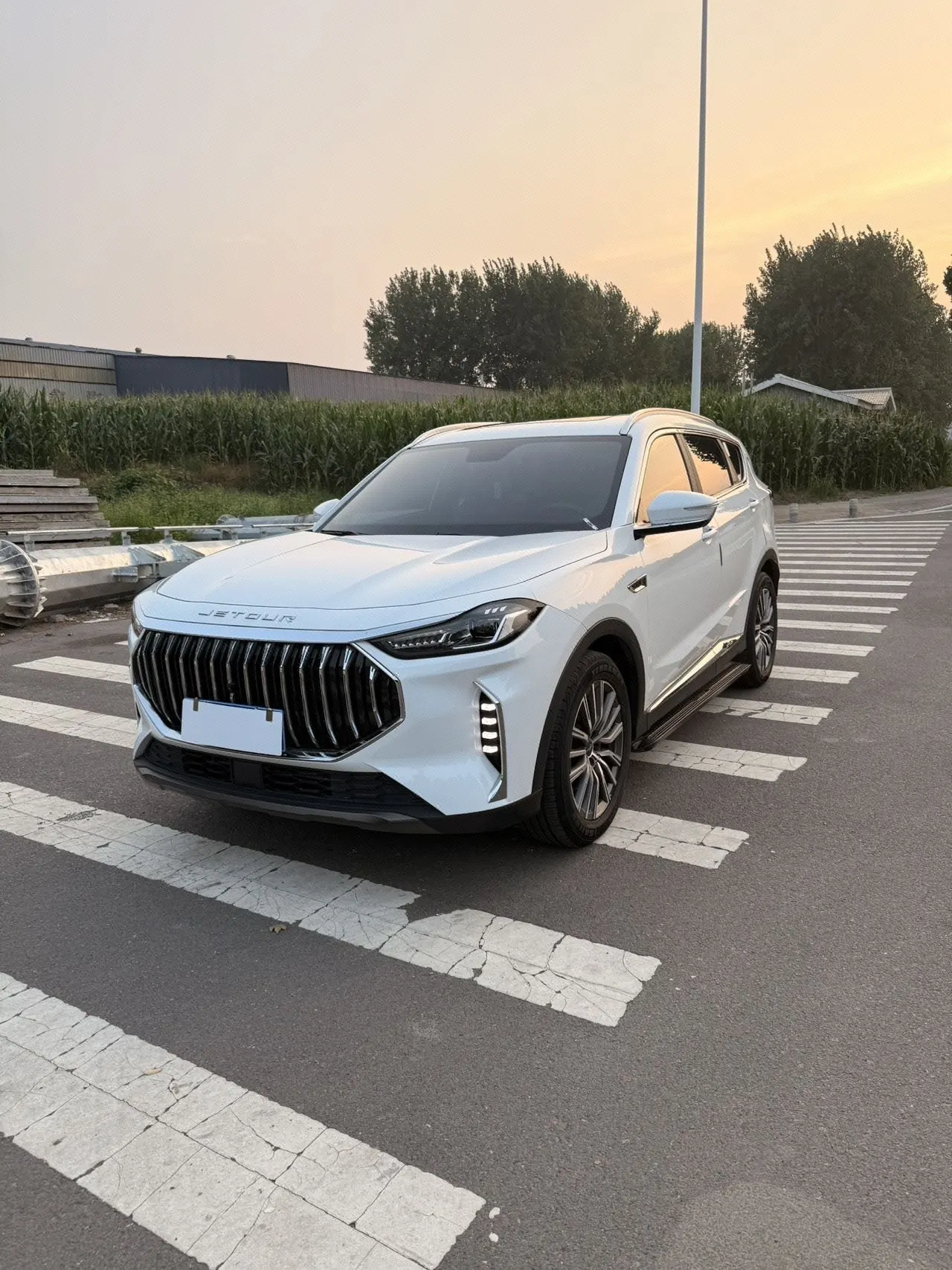 打开图片灯箱:Jetour 2025 X70 PLUS 1.5T Deluxe Surging Edition 7-seat Automatic Gear