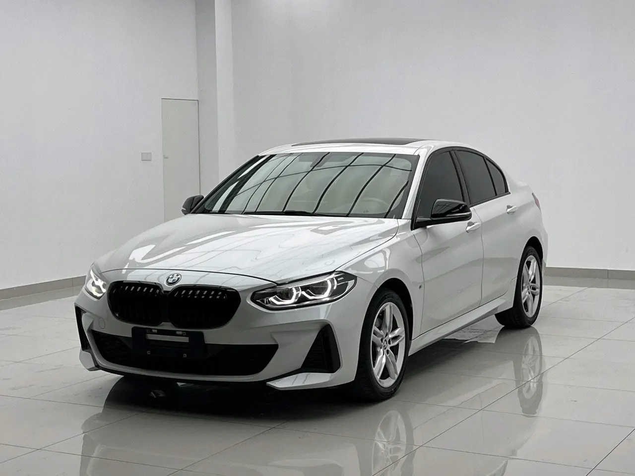 打开图片灯箱:BMW 1 Series 2023 120i 1.5T M Sports Obsidian Night Edition Automatic Gear