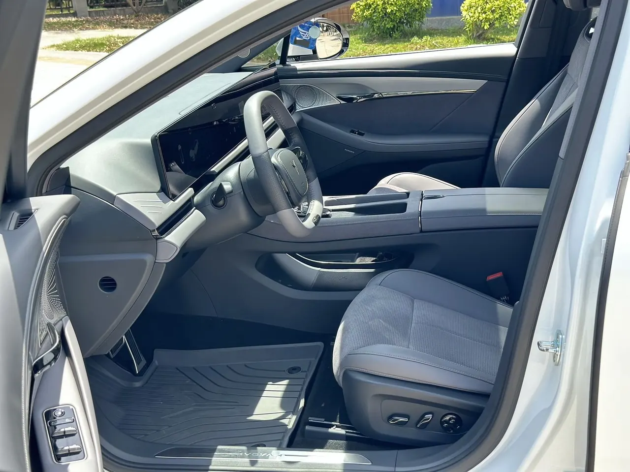 Voyah 2024 models chasing PHEV 1.5T four-wheel drive long endurance administrative version automatic gear 7