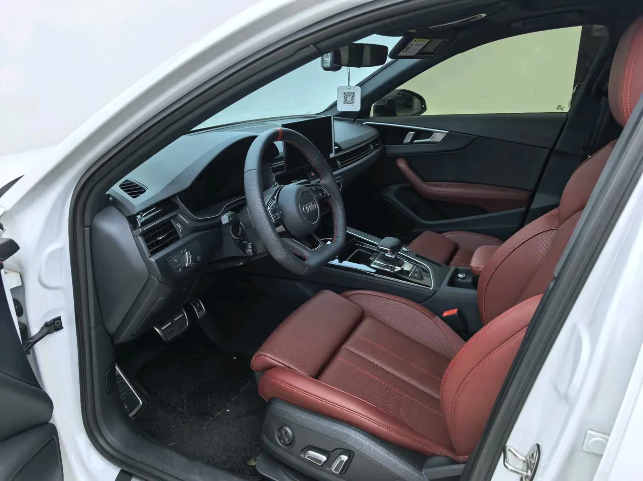 Audi 2025 A4L 2.0TFSI 40TFSI 2 million‑vehicle celebration edition, luxury sporty model, automatic transmission 3