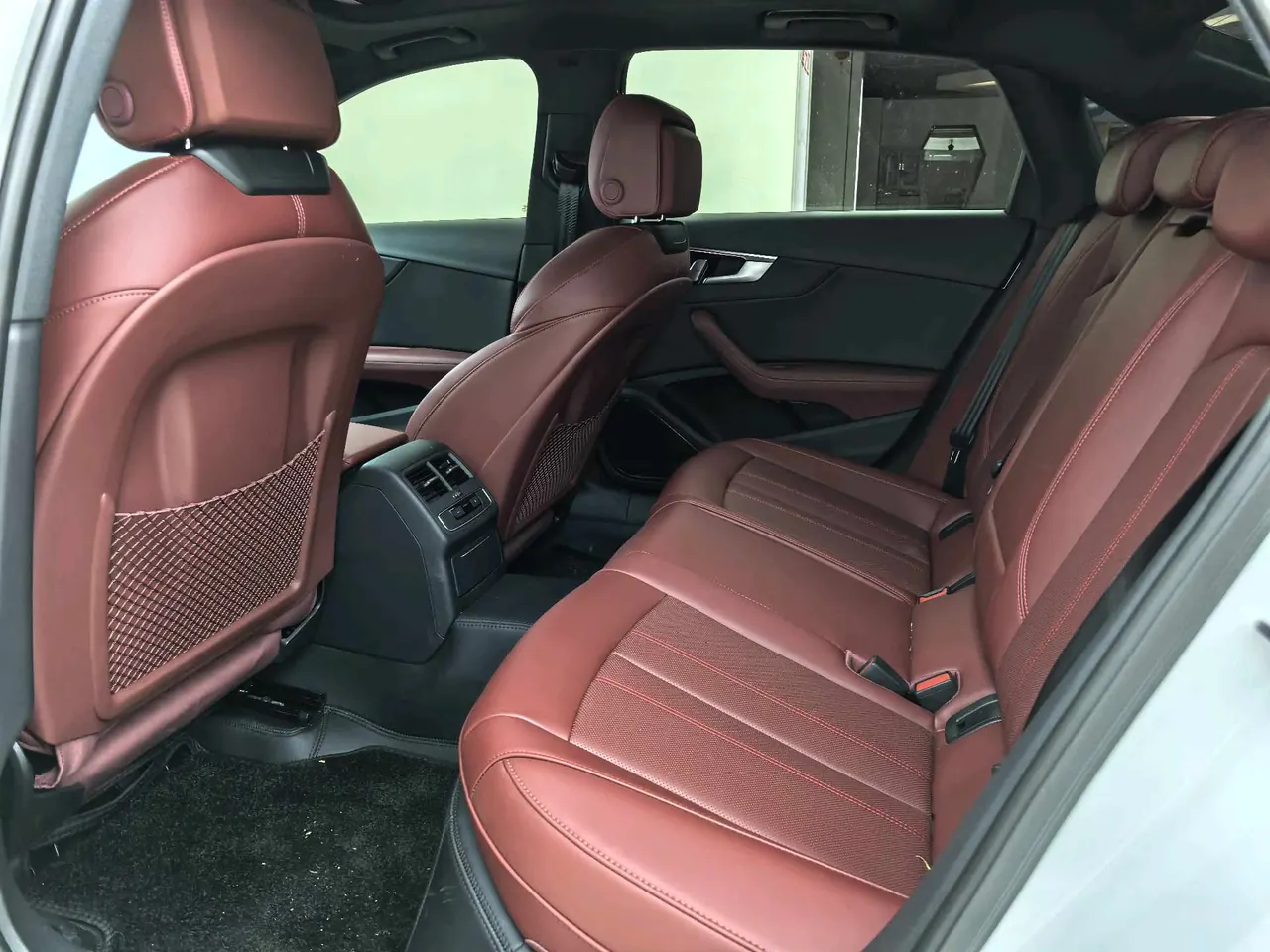 Audi 2025 A4L 2.0TFSI 40TFSI 2 million‑vehicle celebration edition, luxury sporty model, automatic transmission 4