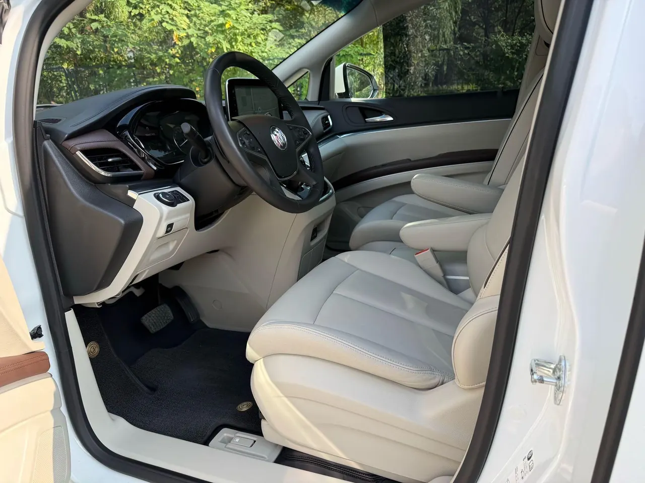 Buick 2021 GL8 Land Business Class 2.0T 652T Luxury Automatic Gear 4