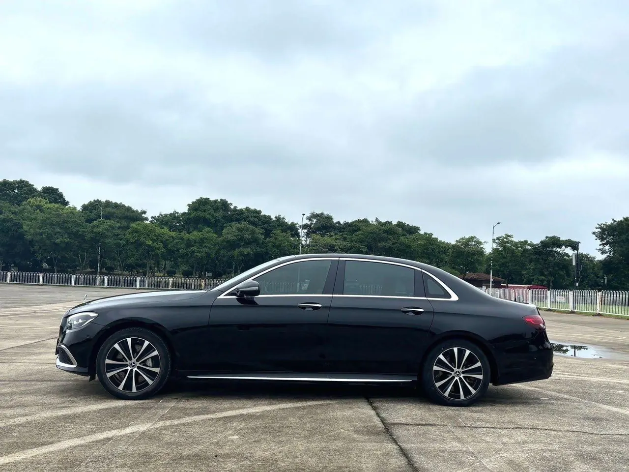 Mercedes Benz Class E New Energy 2022 E 350 e L 2.0T (Change 2) Automatic Gear 6