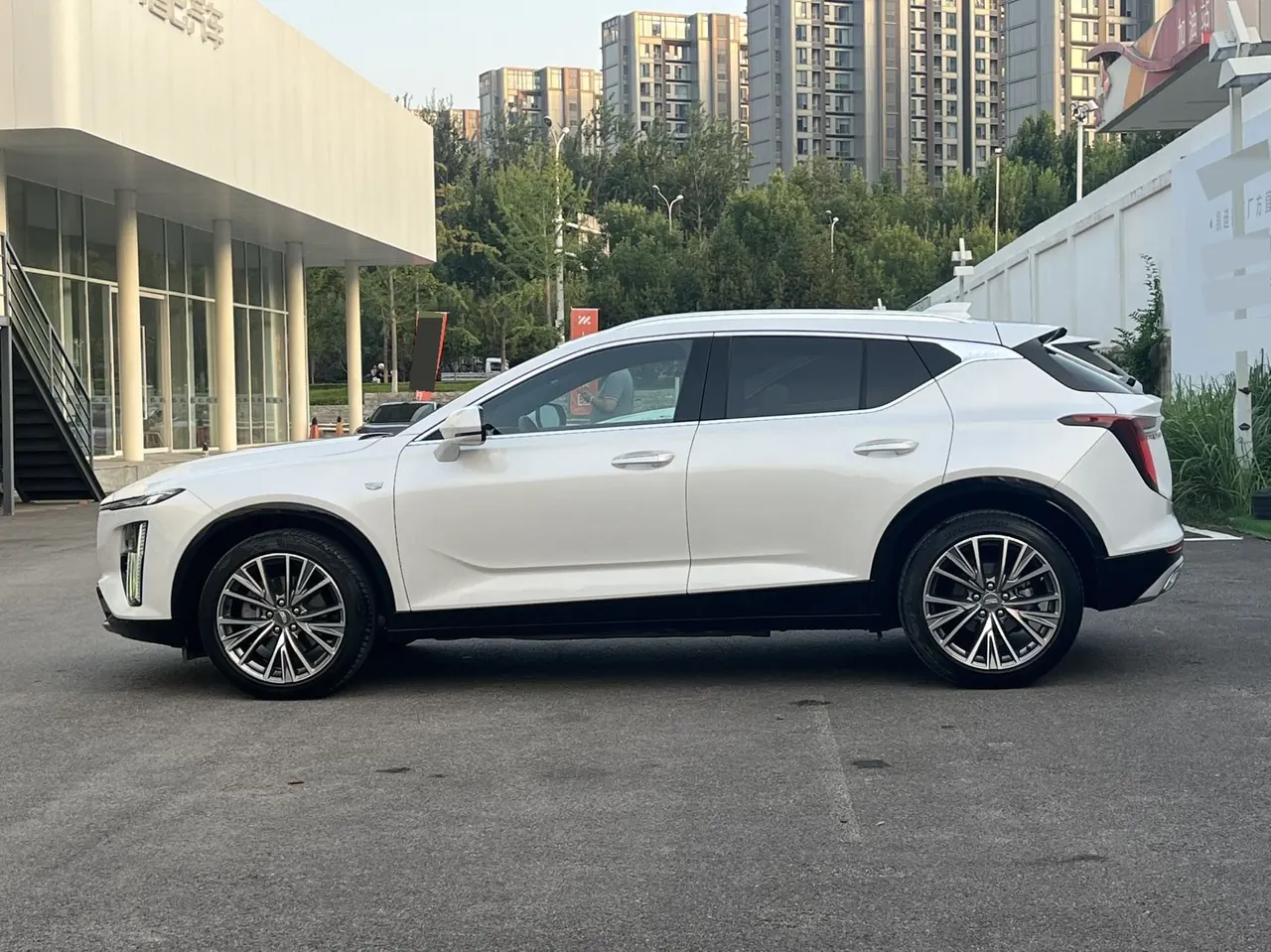 Cadillac 2023 GT4 48V 1.5T 25T Luxury Automatic Gear 3