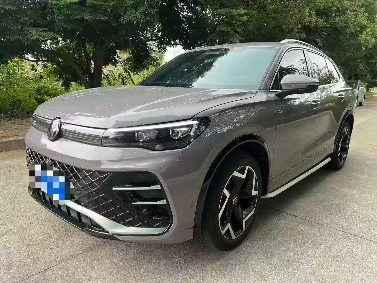 Open image lightbox: Volkswagen 2024 Tiguan L PRO 2.0TSI 330TSI Two-Drive R-Line Smart Collar Edition Automatic Gear