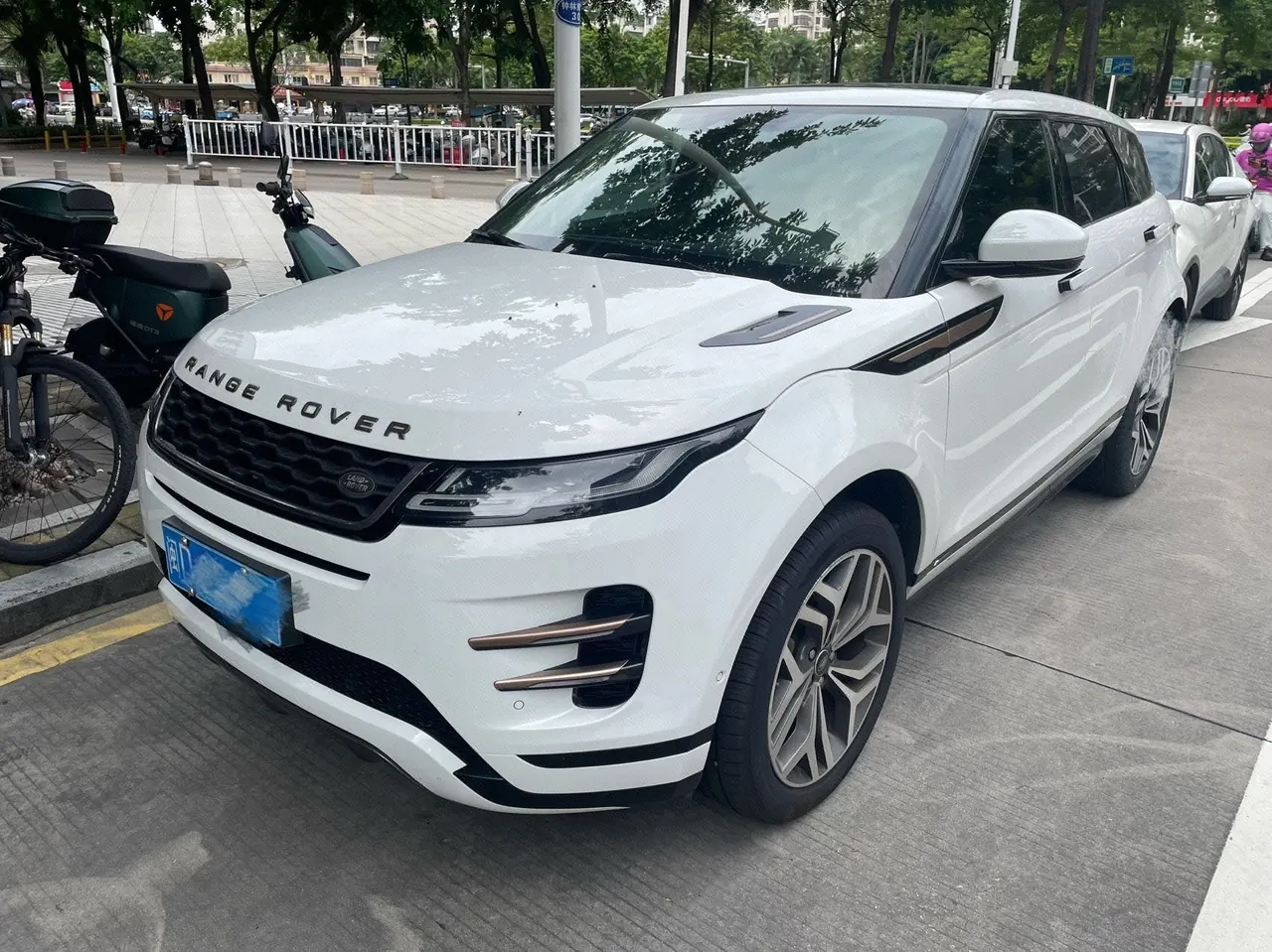 打开图片灯箱:Land Rover 2020 Range Rover Evoque 48V 2.0T 249PS R-DYNAMIC S Sports Edition Automatic Gear