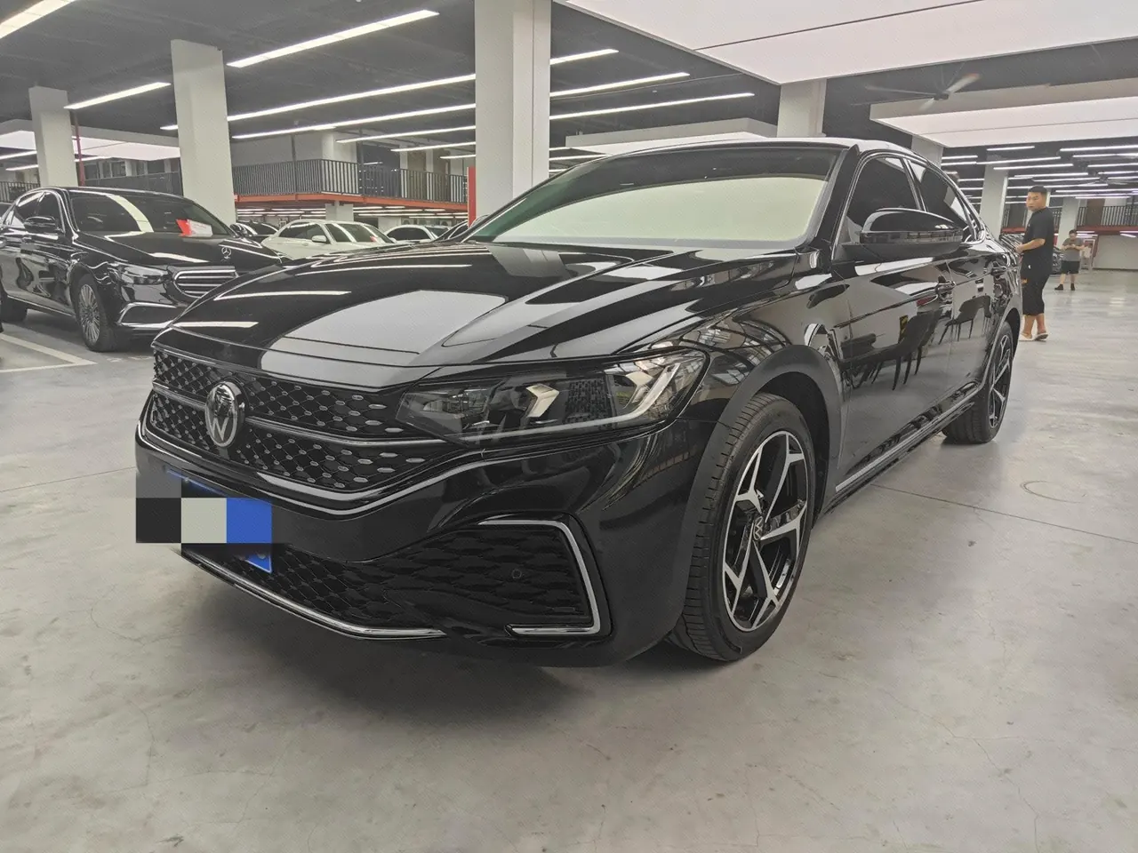 Open image lightbox: Volkswagen 2025 Passat 2.0TSI 330TSI outstanding star elite edition automatic gear