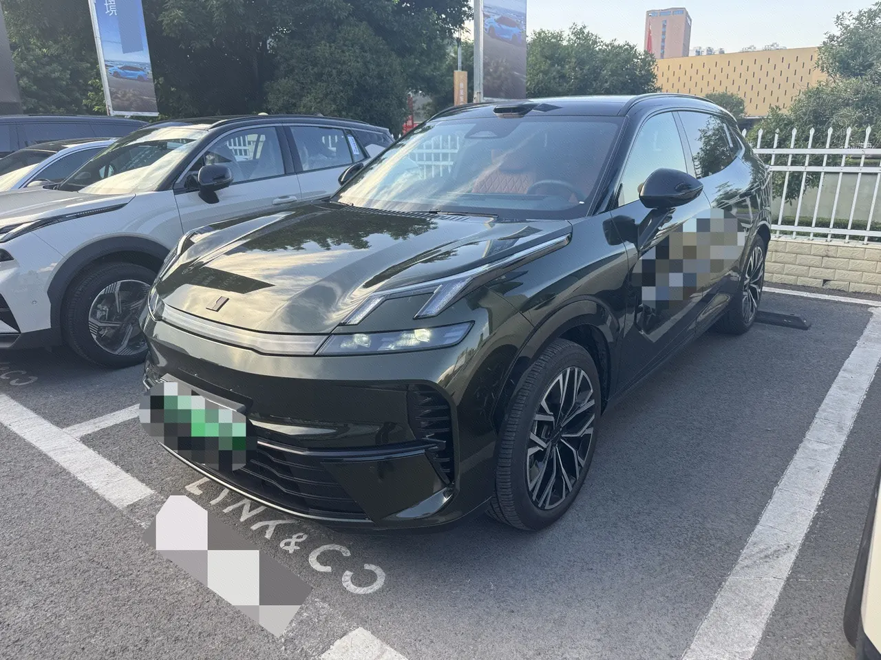 打开图片灯箱:LYNK&CO 2026 LYNK&CO 08 EM-P 1.5T 210 Four-wheel Drive Performance Ultra H7 Automatic Gear
