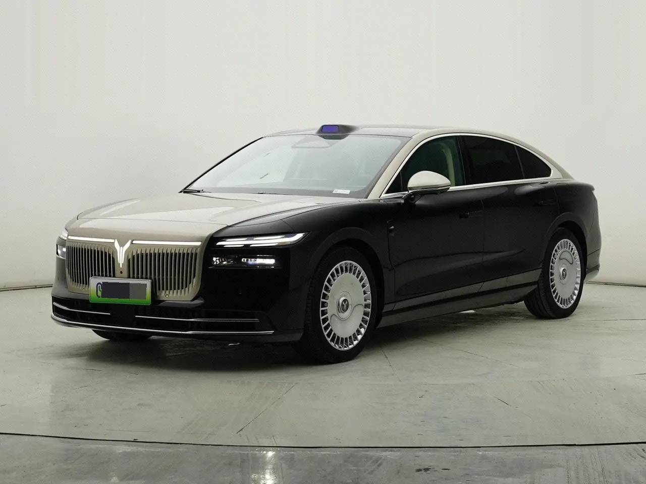 Open image lightbox: Voyah 2026 models chasing light l four-wheel drive Ultra automatic gear