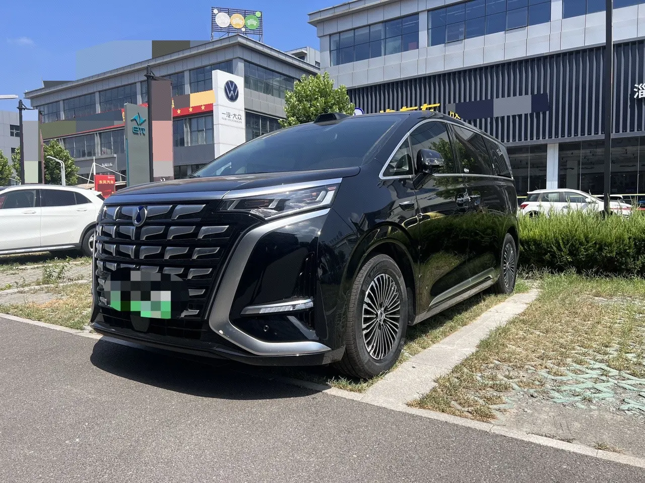 Open image lightbox: Denza 2026 Denza D9 DM-i 1.5T stepless four-wheel drive flash charging noble automatic gear