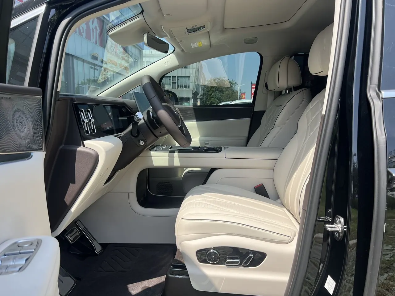 Denza 2026 Denza D9 DM-i 1.5T stepless four-wheel drive flash charging noble automatic gear 4