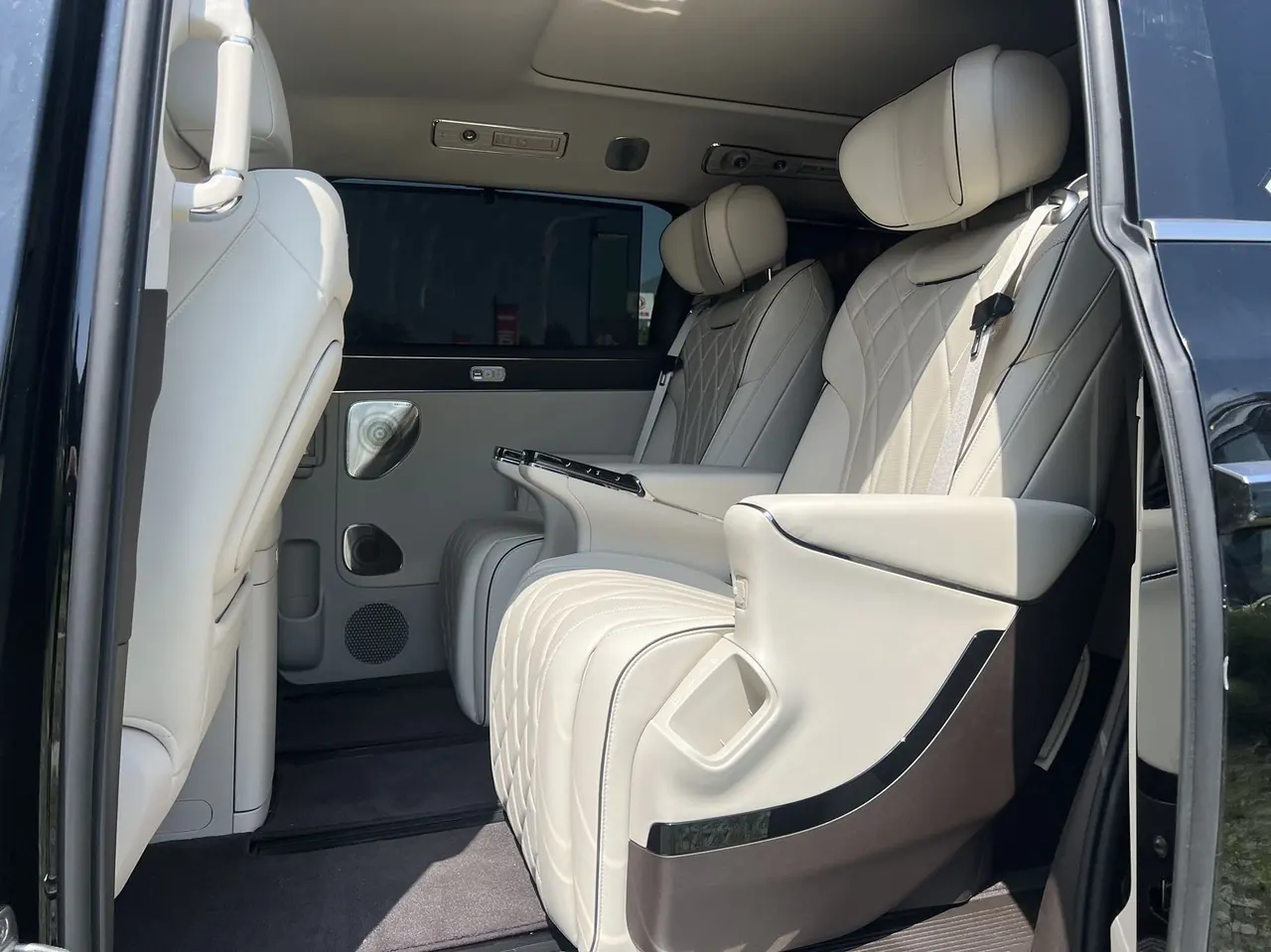 Denza 2026 Denza D9 DM-i 1.5T stepless four-wheel drive flash charging noble automatic gear 5