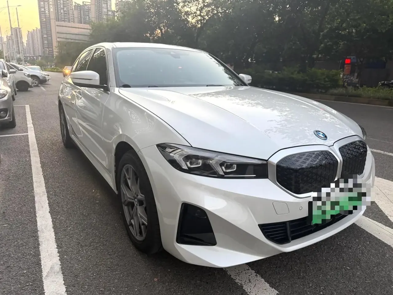 Open image lightbox: BMW 2025 i3 eDrive 35 L automatic gear