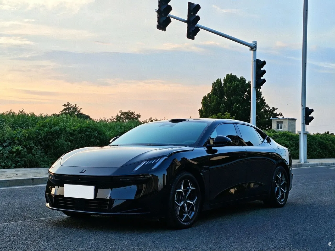 打开图片灯箱:LYNK&CO 2025 LYNK&CO 10 EM-P 1.5T 240 four-wheel drive Ultra automatic gear