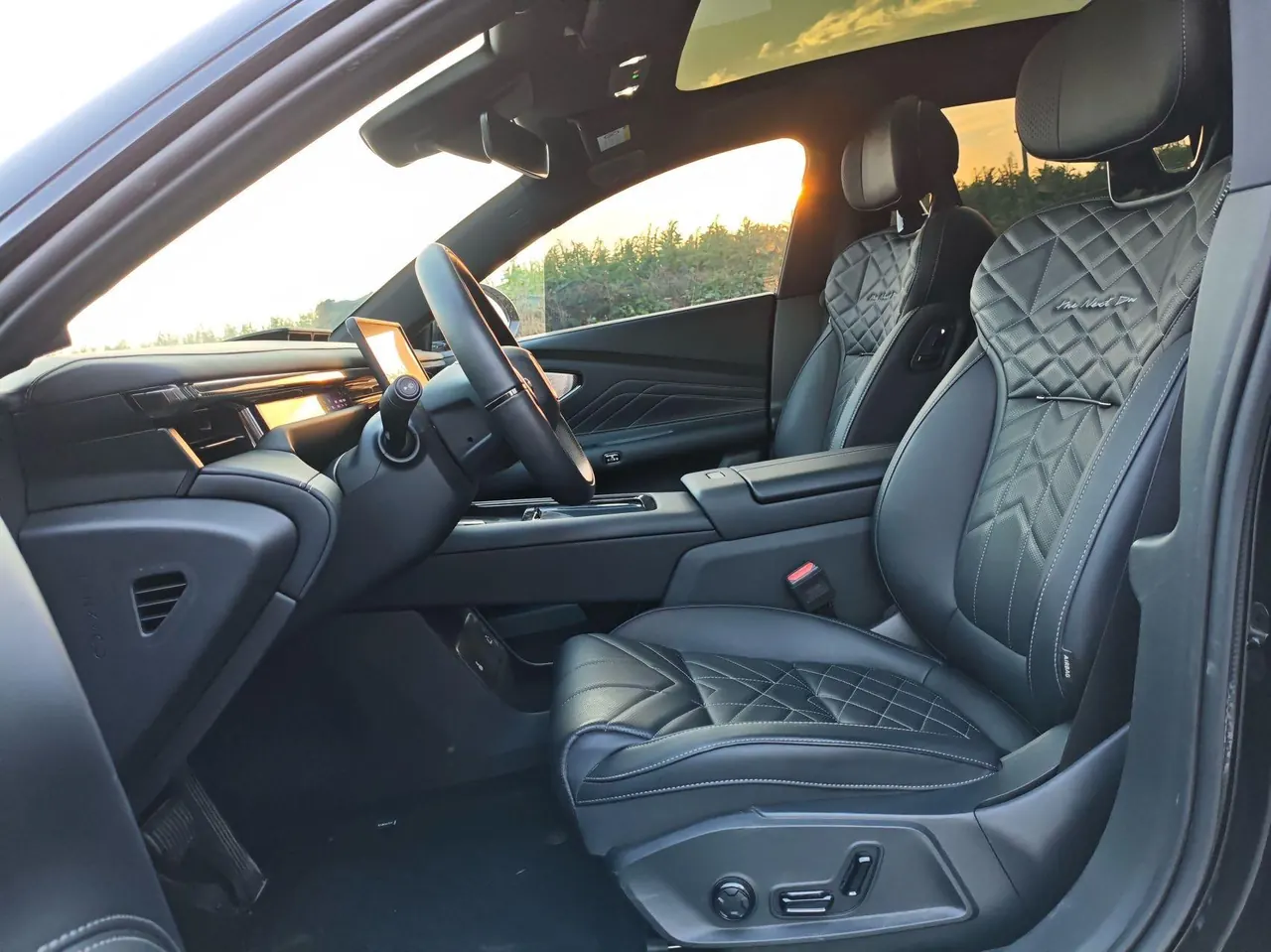 LYNK&amp;CO 2025 LYNK&amp;CO 10 EM-P 1.5T 240 four-wheel drive Ultra automatic gear 7