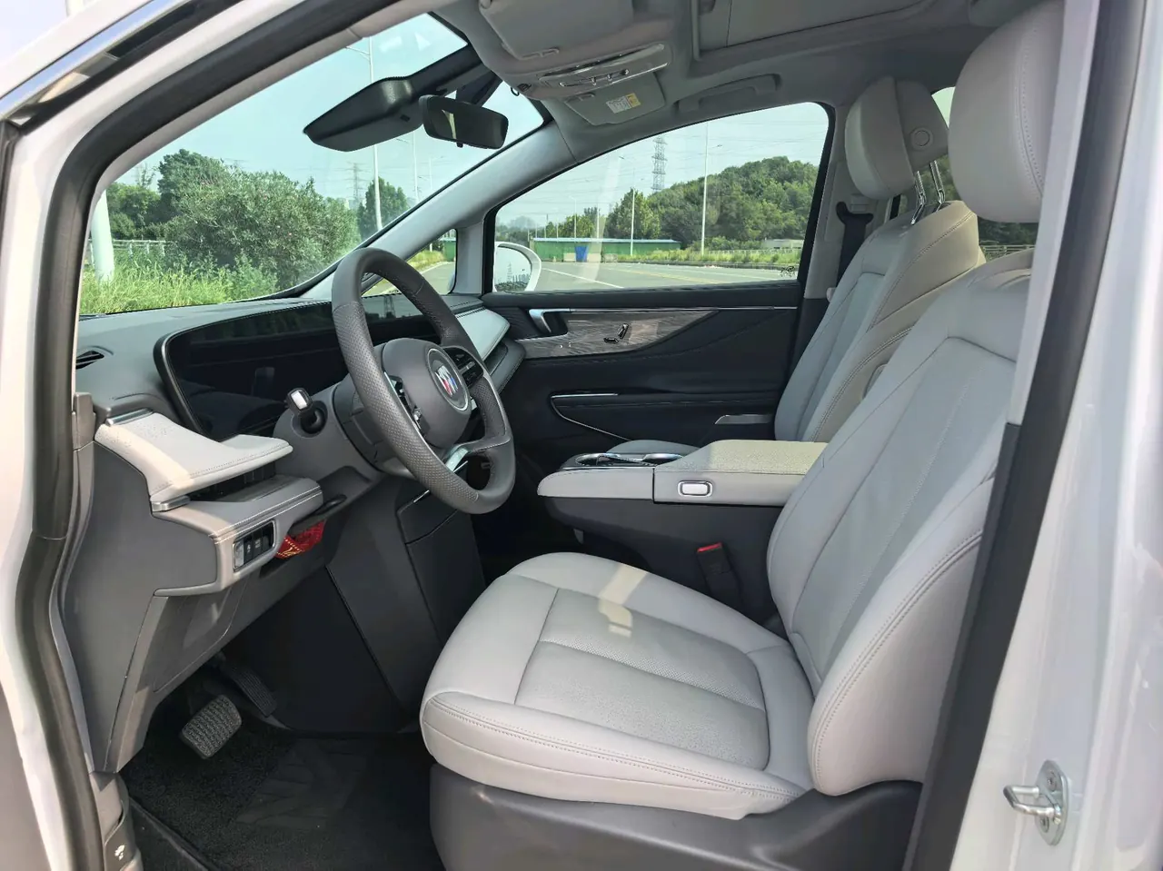Buick 2025 GL8 ES Lu Zun 48V 2.0T Premium Edition Automatic Gear 4