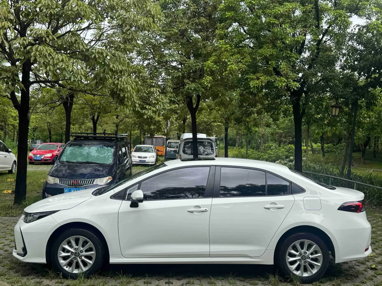 Toyota 2021 Corolla 1.2T Stepless Deluxe Edition Automatic Gear 3