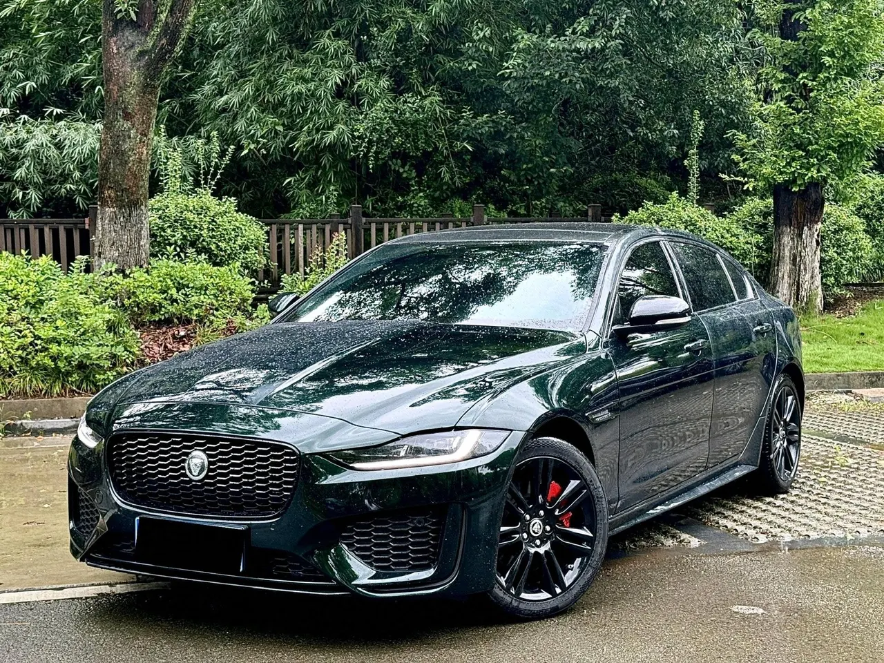 Open image lightbox: Jaguar 2024 XEL 2.0T 250PS R-DYNAMIC S Yao Black Sports Edition Automatic Gear