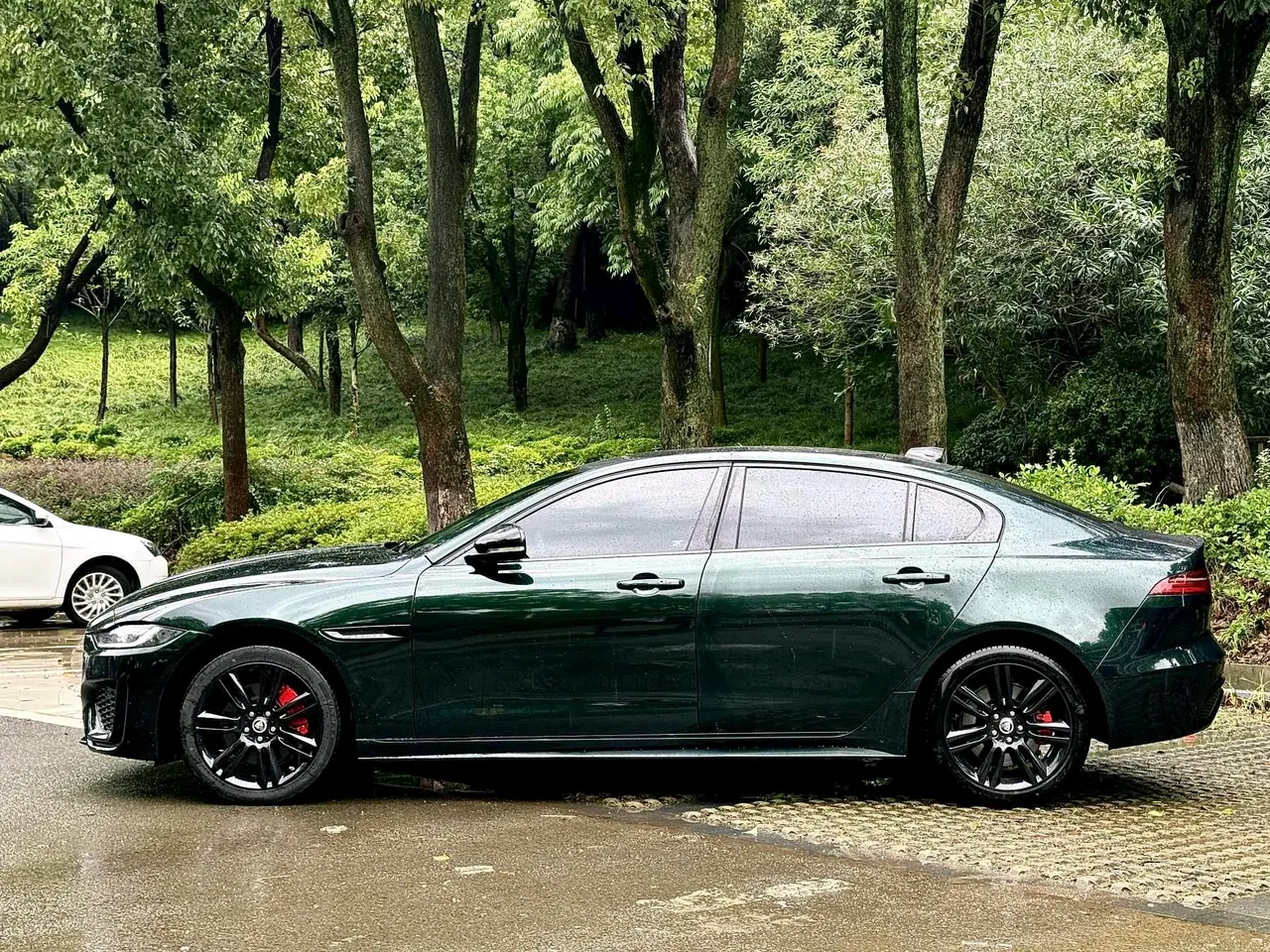 Jaguar 2024 XEL 2.0T 250PS R-DYNAMIC S Yao Black Sports Edition Automatic Gear 3