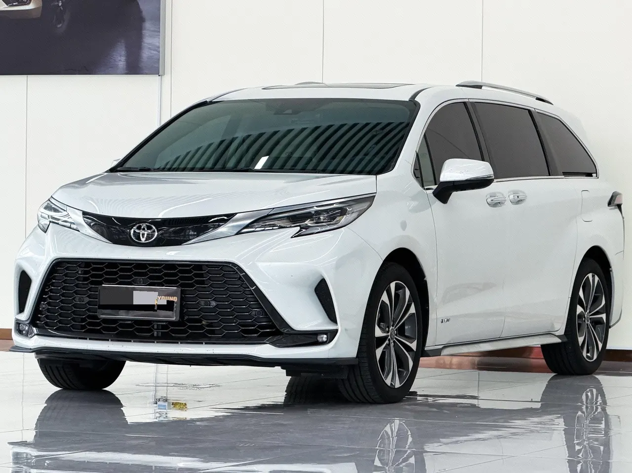 Open image lightbox: Toyota 2024 Grevia HYBRID 2.5 Stepless Zunjue ULTRA Edition Automatic Gear